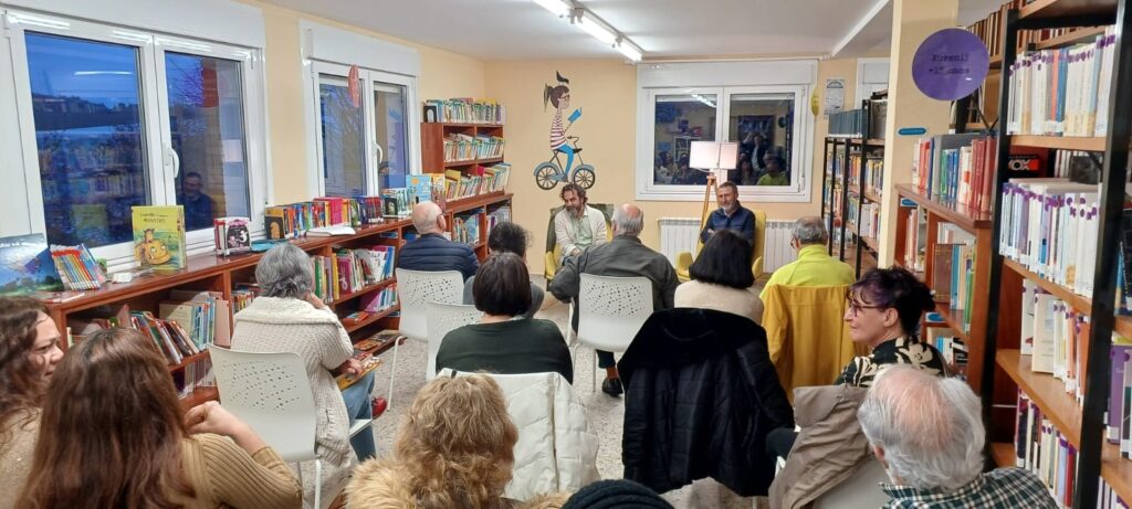 O escritor Pedro Feijoo visitou na tarde de onte o club de lectura “Un ollo de vidro”